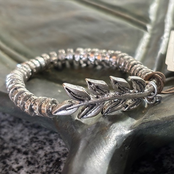 Rain Boutique silver tone leaf stem, feather & bead stretch bracelet - Picture 4 of 6